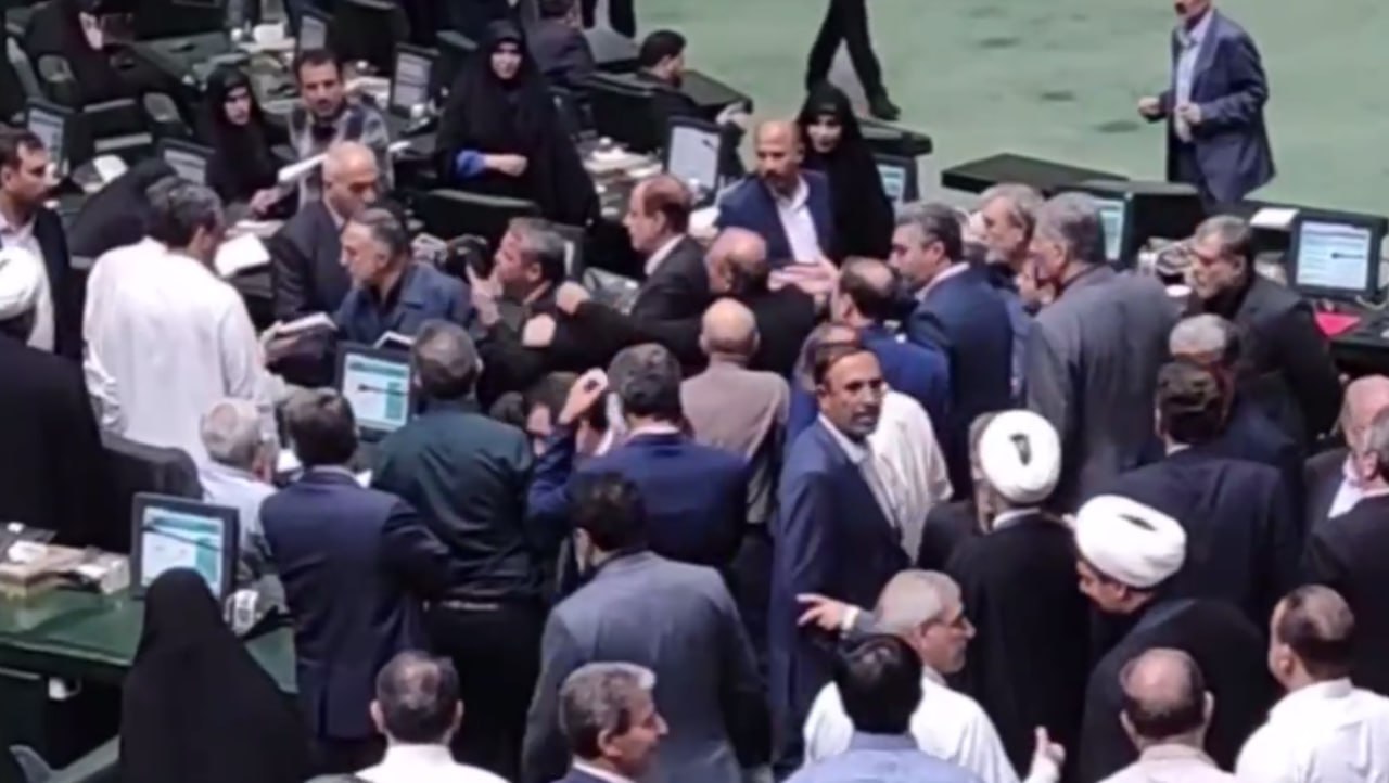 İran parlamentində deputatlar arasında GƏRGİNLİK – VİDEO