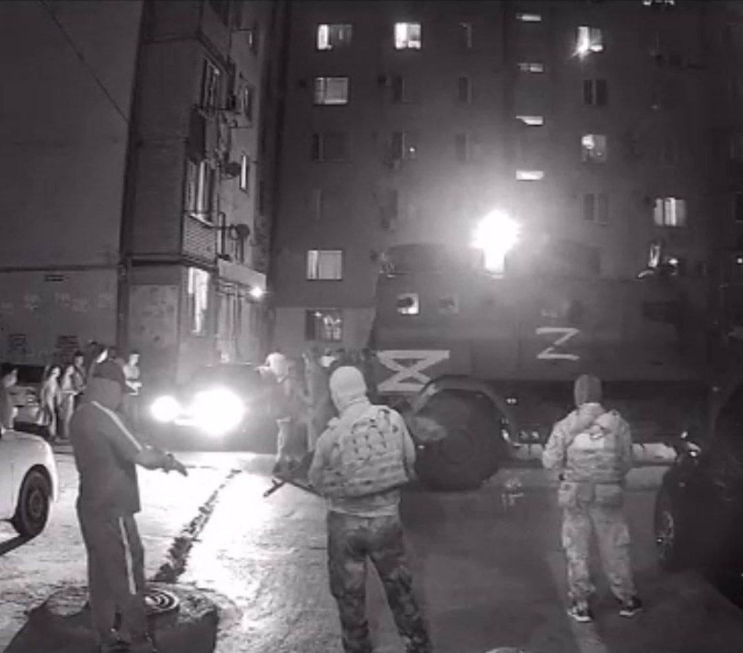 SON DƏQİQƏ: Dağıstanda silahlılar hündürmərtəbəli binanı mühasirəyə aldılar - VİDEO