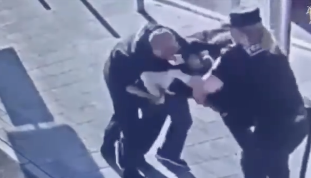 Moskvada çeçen milyarderin oğlu polislə dava etdi - ANBAAN VİDEO