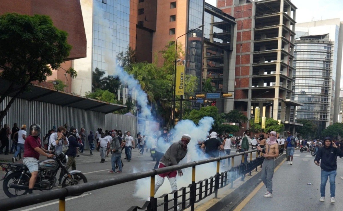 Venesuelada polislə etirazçılar arasında toqquşma oldu – VİDEO