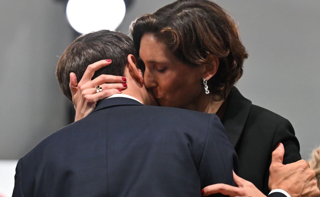 İdman nazirinin Makronla öpüşü Fransada səs-küy YARATDI - FOTO