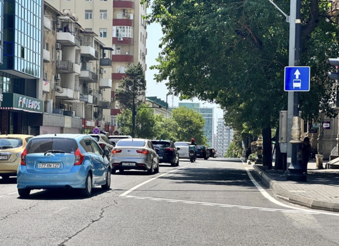 Bakıda bir küçəyə avtobus zolağı çəkildi - FOTO