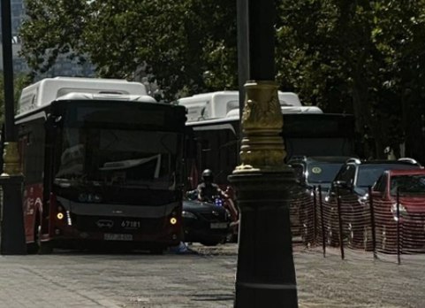 Sərnişin avtobusu şəhər mərkəzində çuxura düşdü - FOTO