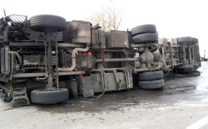 Bakıda iki “KamAz” toqquşdu - Xəsarət alan var