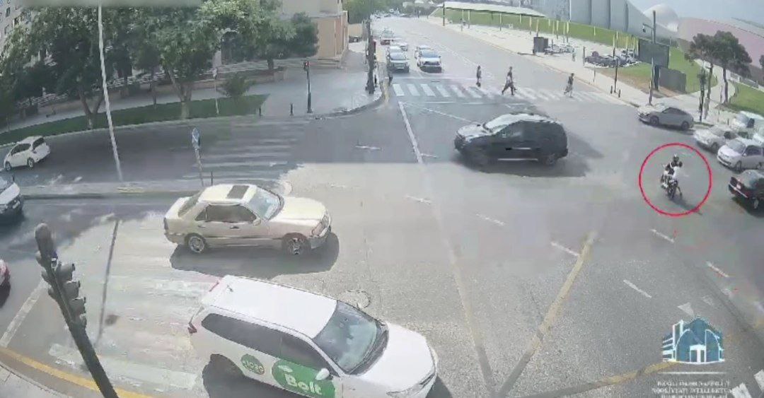 Moped sürücüsü yenə qırmızı işıqdan keçdi - ANBAAN VİDEO