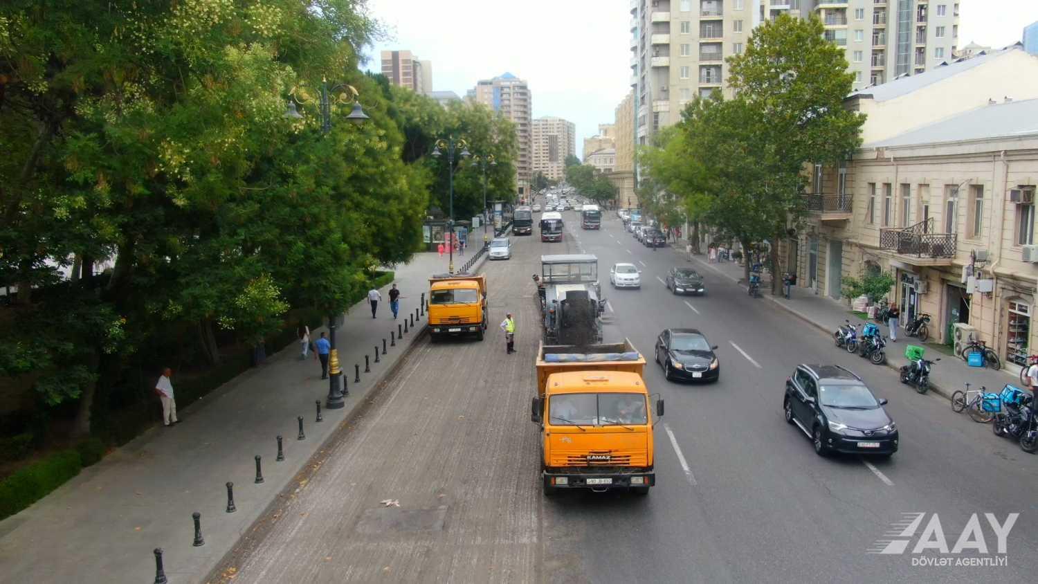 Sürücülərin NƏZƏRİNƏ: Bakının bu küçəsi təmir olunur – FOTO/VİDEO