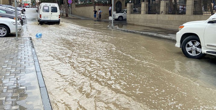 Badamdarda su borusu partladı, küçəni su basdı – FOTO/VİDEO 