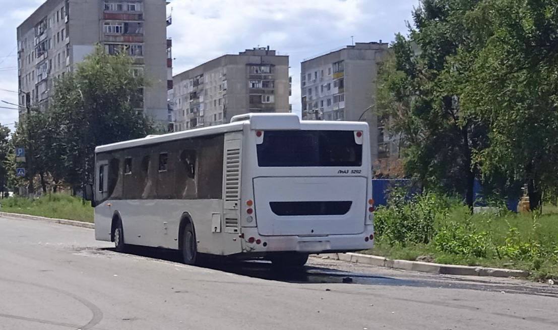 Ukrayna ordusu Luqanskda avtobusu atəşə tutdu – Ölən və yaralananlar var