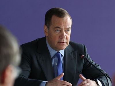 Medvedev: "Ukraynanı tam məğlub edənədək danışıqlar aparılmayacaq"