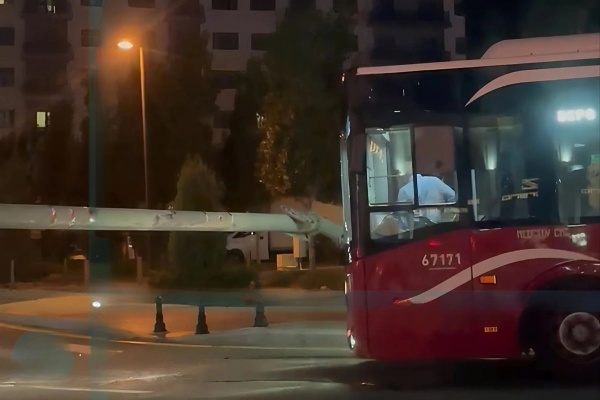 Bakıda qəza: "Baku Bus" dəmir maneəyə çırpıldı - VİDEO