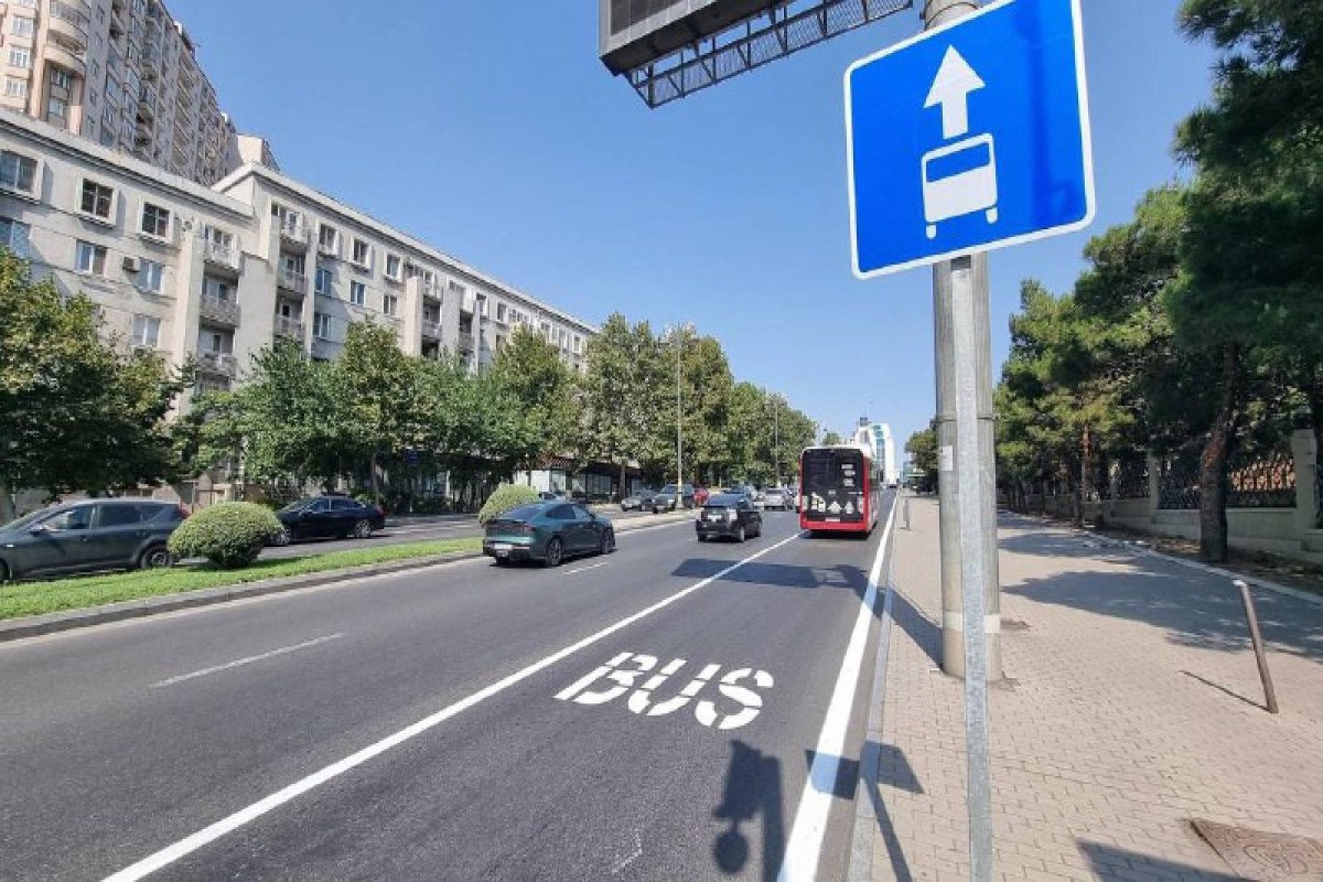 Bakıda Tbilisi prospektində avtobus zolağı salınır - FOTO