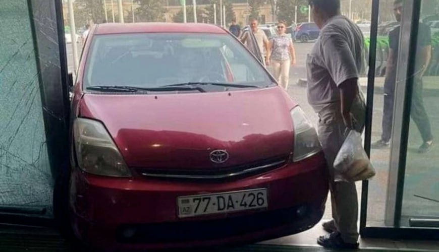 Bakıda qəza törədən "Prius" marketə ÇIRPILDI