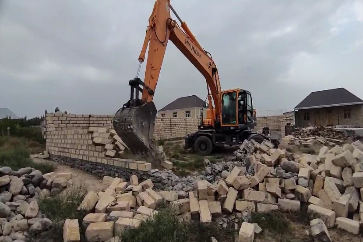 Göygöldə daha bir qanunsuz tikili söküldü - VİDEO