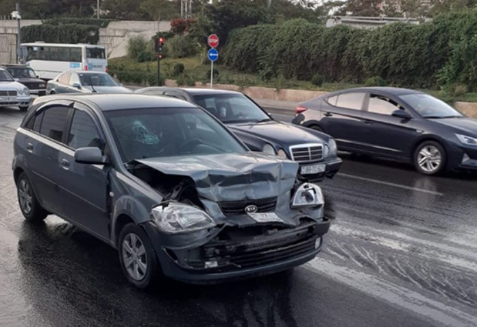 Yola bitum dağıldı, 6 maşın toqquşdu – FOTO Yola bitum dağıldı, 6 maşın toqquşdu – FOTO