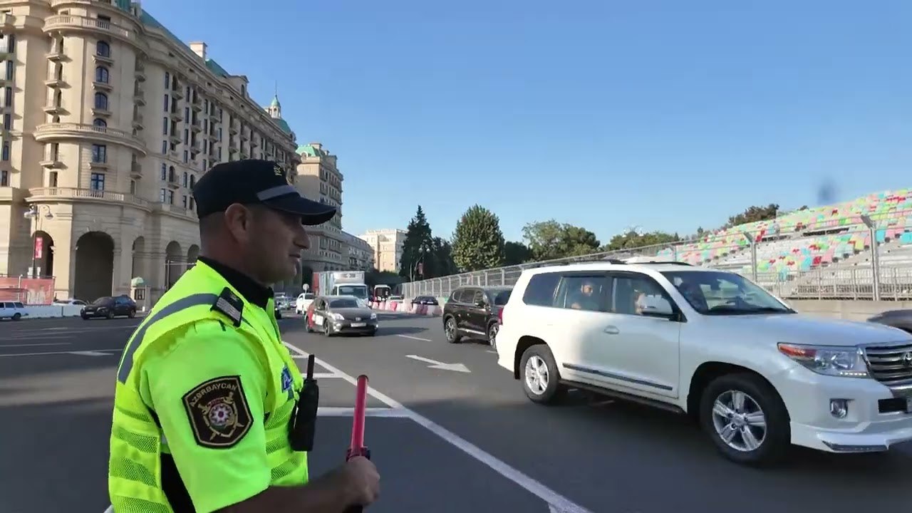 Polis hərəkətin intensiv olduğu yollarda gücləndirilmiş rejimdə çalışır – VİDEO Polis hərəkətin intensiv olduğu yollarda gücləndirilmiş rejimdə çalışır – VİDEO