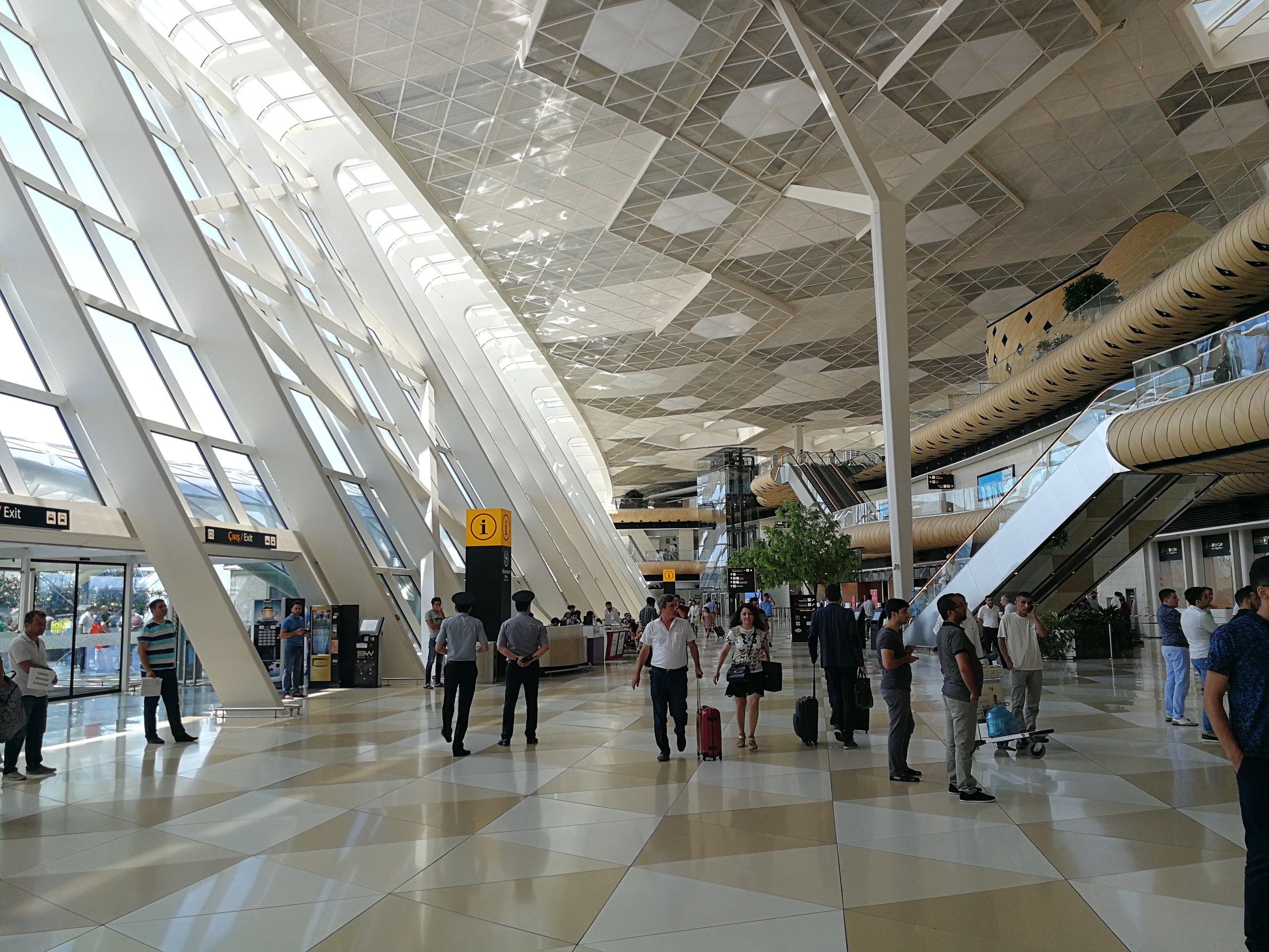 Bakıda filmlərdə gördüyümüz adam oğurluğu - Aeroportdan qaçırıblar