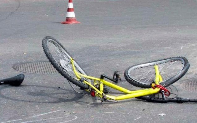 Avtobus velosipedlə yolu keçən uşağı vurub öldürdü