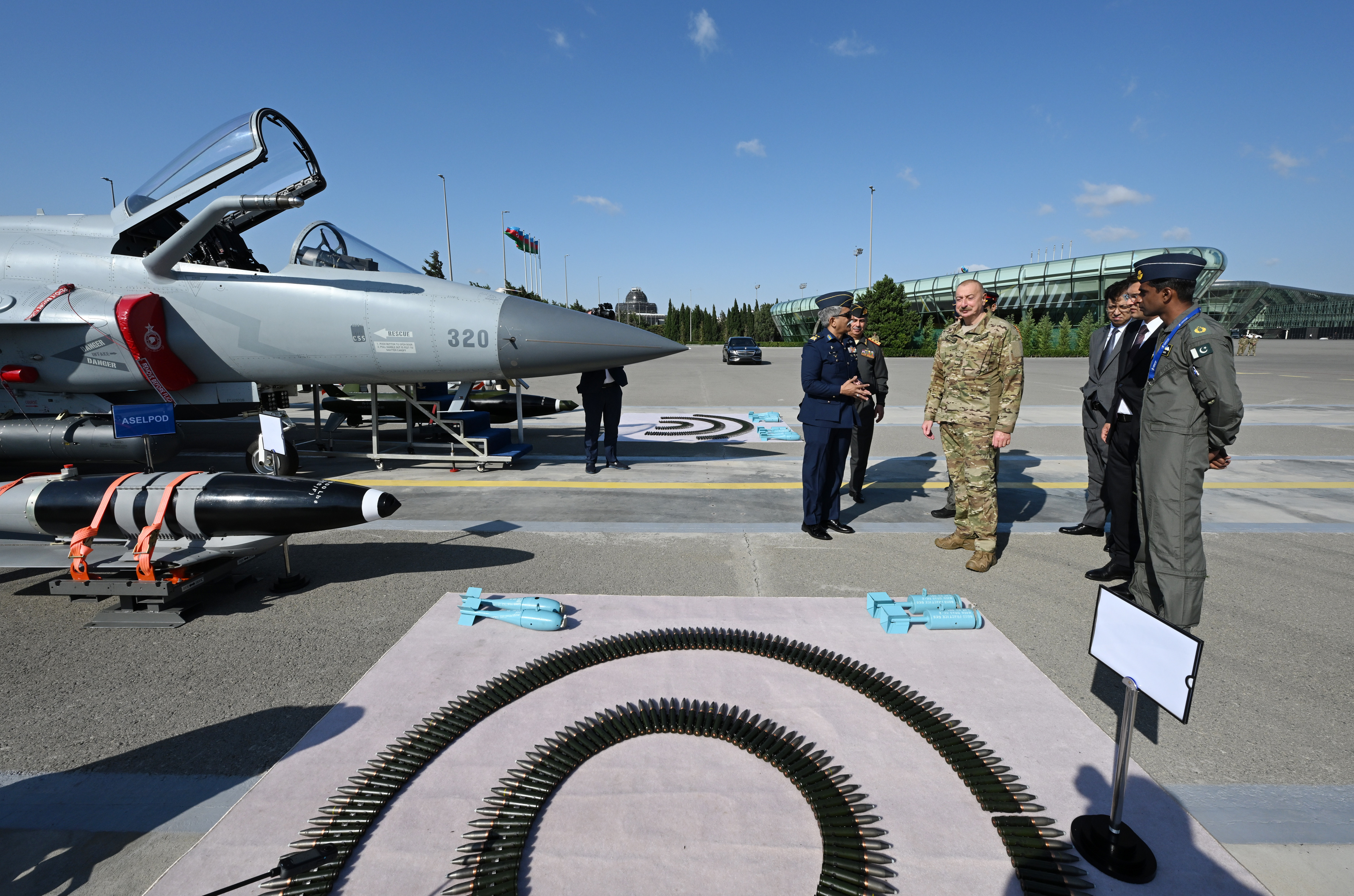 İlham Əliyevə çoxməqsədli JF-17C təyyarələri təqdim olundu - FOTO