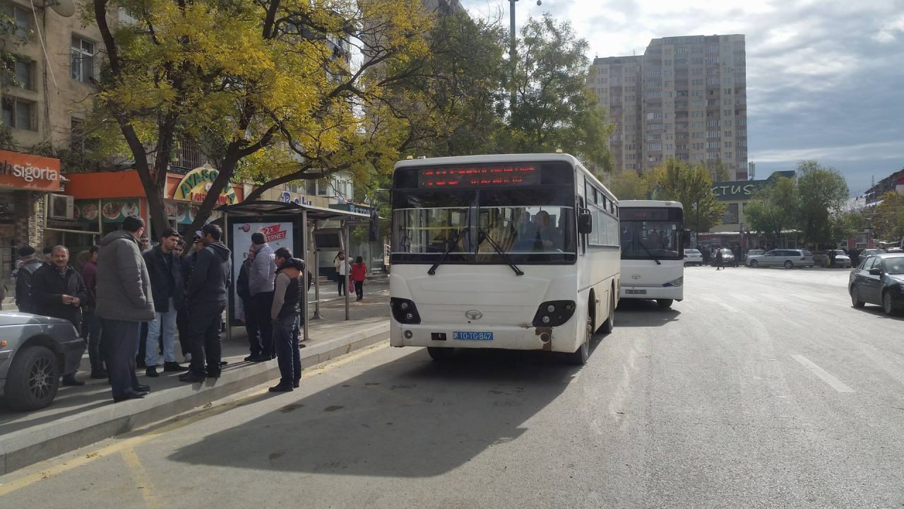 Qiymət QALXDI, köhnə avtobuslar YENİLƏNMƏDİ – AYNA yararsız marşrutları xətdən niyə ÇIXARMIR? - FOTO