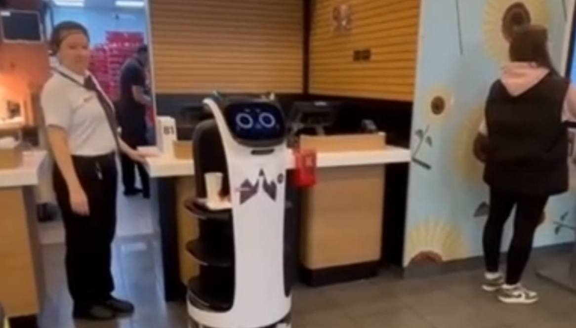 Rusiyada “fast food” restoranlar şəbəkəsində yeni robotlar fəaliyyət GÖSTƏRƏCƏK - VİDEO