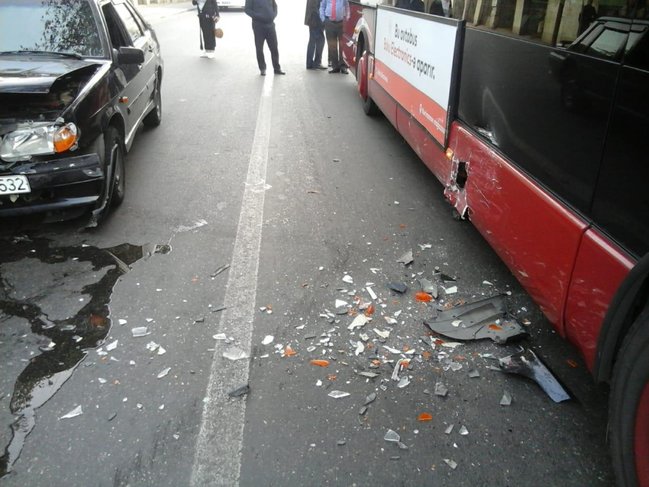 Bakıda sərnişin avtobusu qəzaya uğradı: Xəsarət alan var