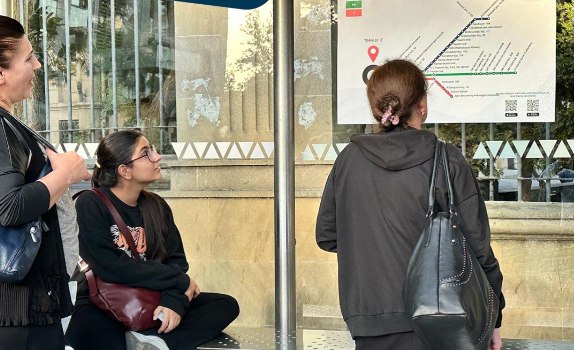 Bakıda avtobus dayanacaqlarında məlumat lövhələri yerləşdirildi - FOTO