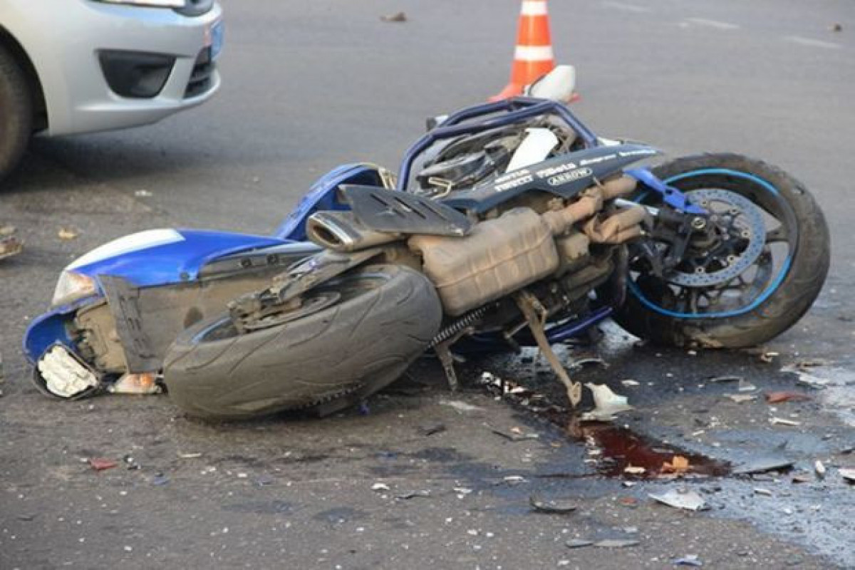 Sabirabadda motosikletçi qəzaya düşüb, vəziyyəti ağırdır