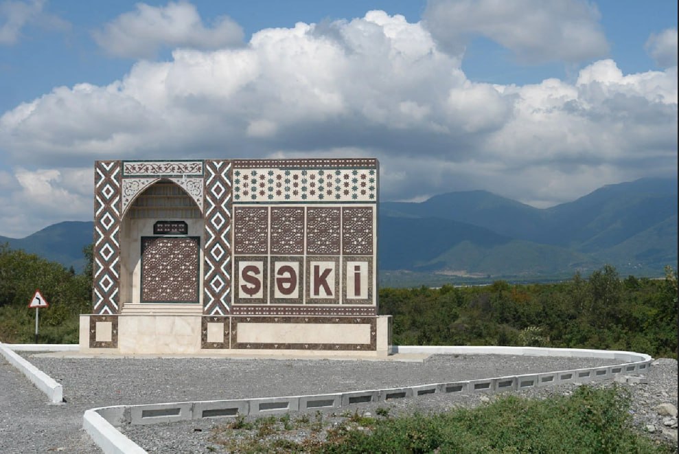 Şəkidə qəza baş verib, qadın sürücü xəsarət alıb