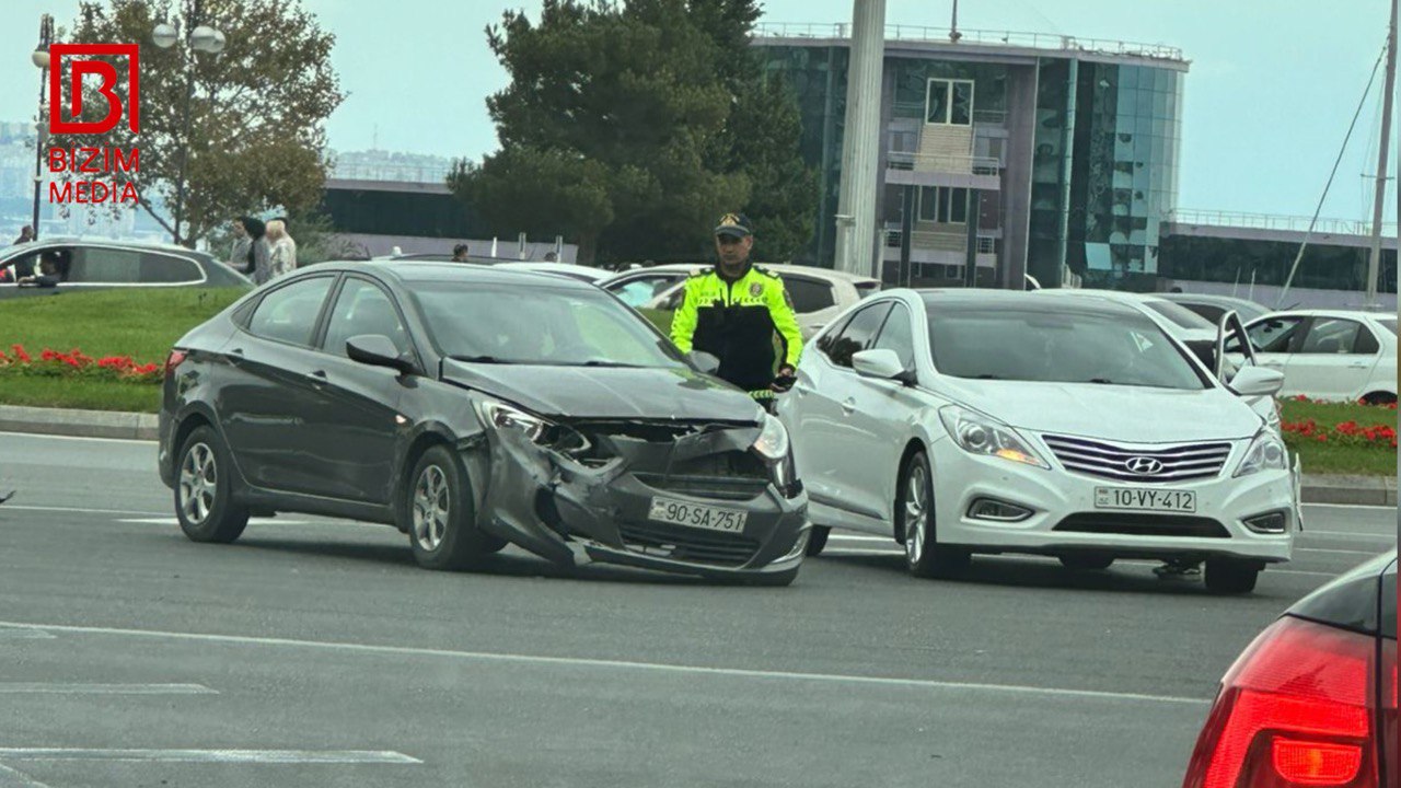 Qadın sürücü Azneft dairəsində QƏZA TÖRƏTDİ – FOTO