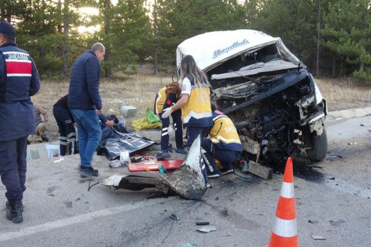 Türkiyədə mikroavtobus aşdı - 2 ölü, 13 yaralı var