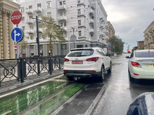 İslandiya səfirliyinə məxsus avtomobil yol hərəkət qaydalarını pozdu - FOTO