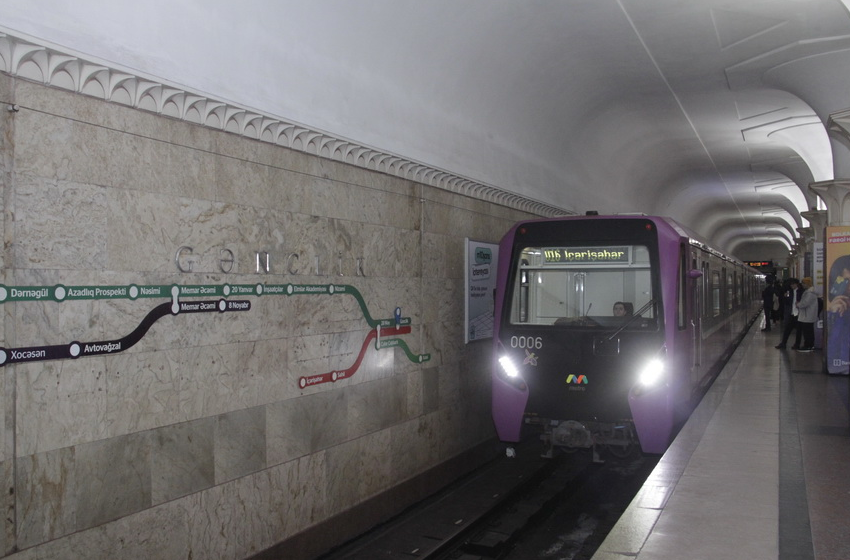 Bakı metrosunda PROBLEM: Sərnişinlər qatardan düşürüldü