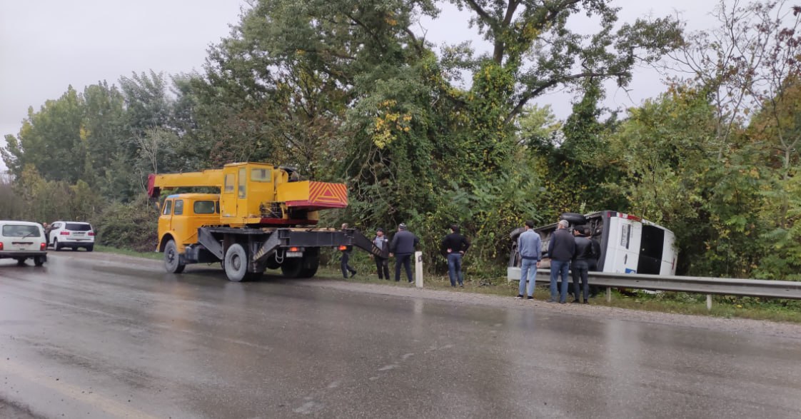 Xaçmazda mikroavtobus dərəyə aşdı - FOTO