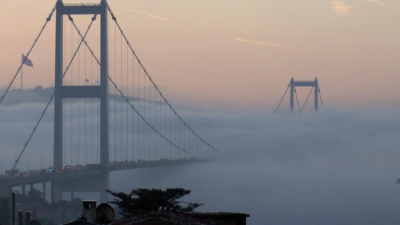 İstanbul duman içində: Gəmilərin hərəkəti dayandı - FOTO