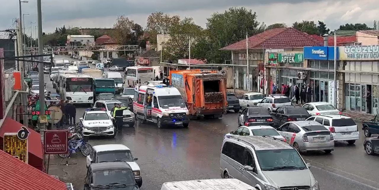 Bakıda avtomobil piyadanı vurdu