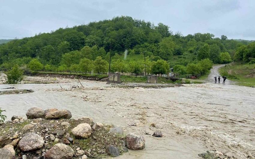 Qubada leysan yağışları nəticəsində müəllimlərin olduğu avtomobili SEL APARIB