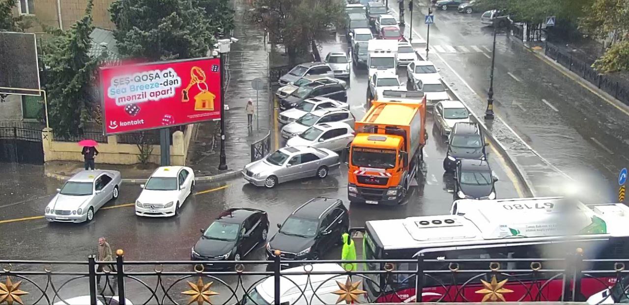 Yağışlı hava şəraiti ilə bağlı Bakının bu yollarında tıxac var – SİYAHI/FOTO