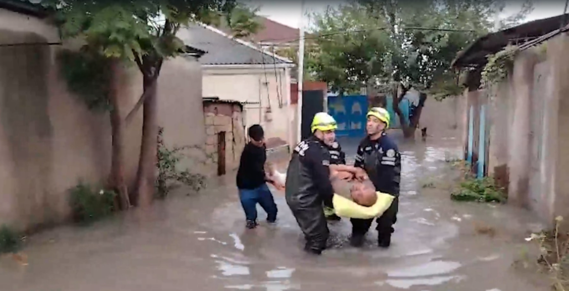 Yağış Bakı və Abşeronda fəsadlar yaratdı: 8 nəfər təxliyə edildi - FOTO-VİDEO