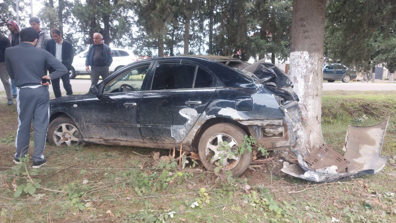 Lənkərandaağır qəza: Sürücü xəsarət aldı - FOTO