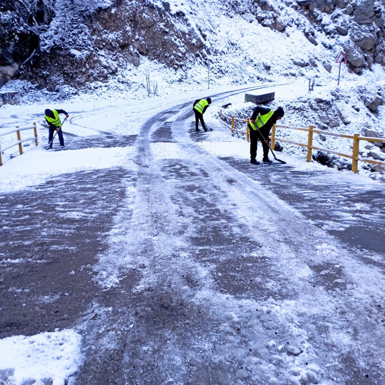 Xınalıq yolu buzdan təmizləndi - FOTO