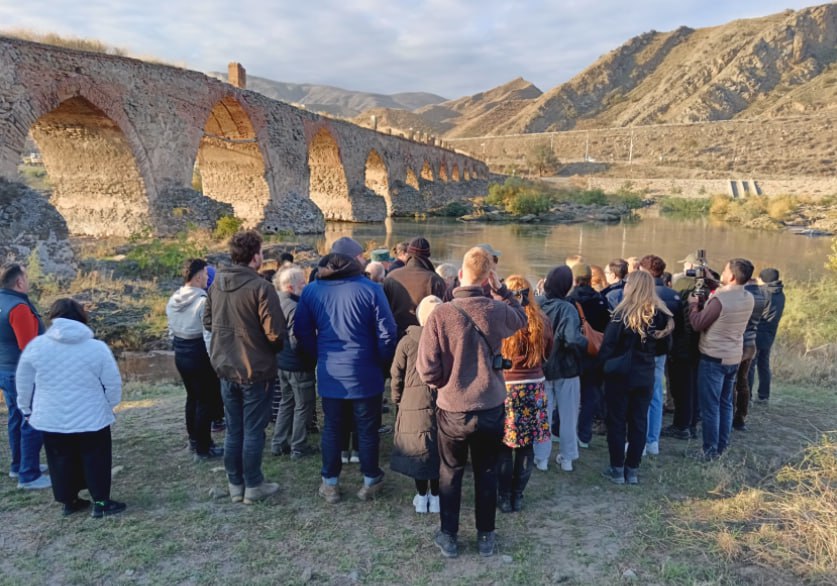 Dünya səyyahlarının Xudafərin körpüsünə səfəri başladı