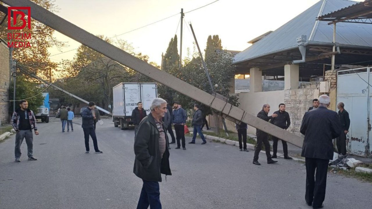 Gəncədə maşın elektik dirəyinə çırpıldı, ərazi işıqsız qaldı - FOTO