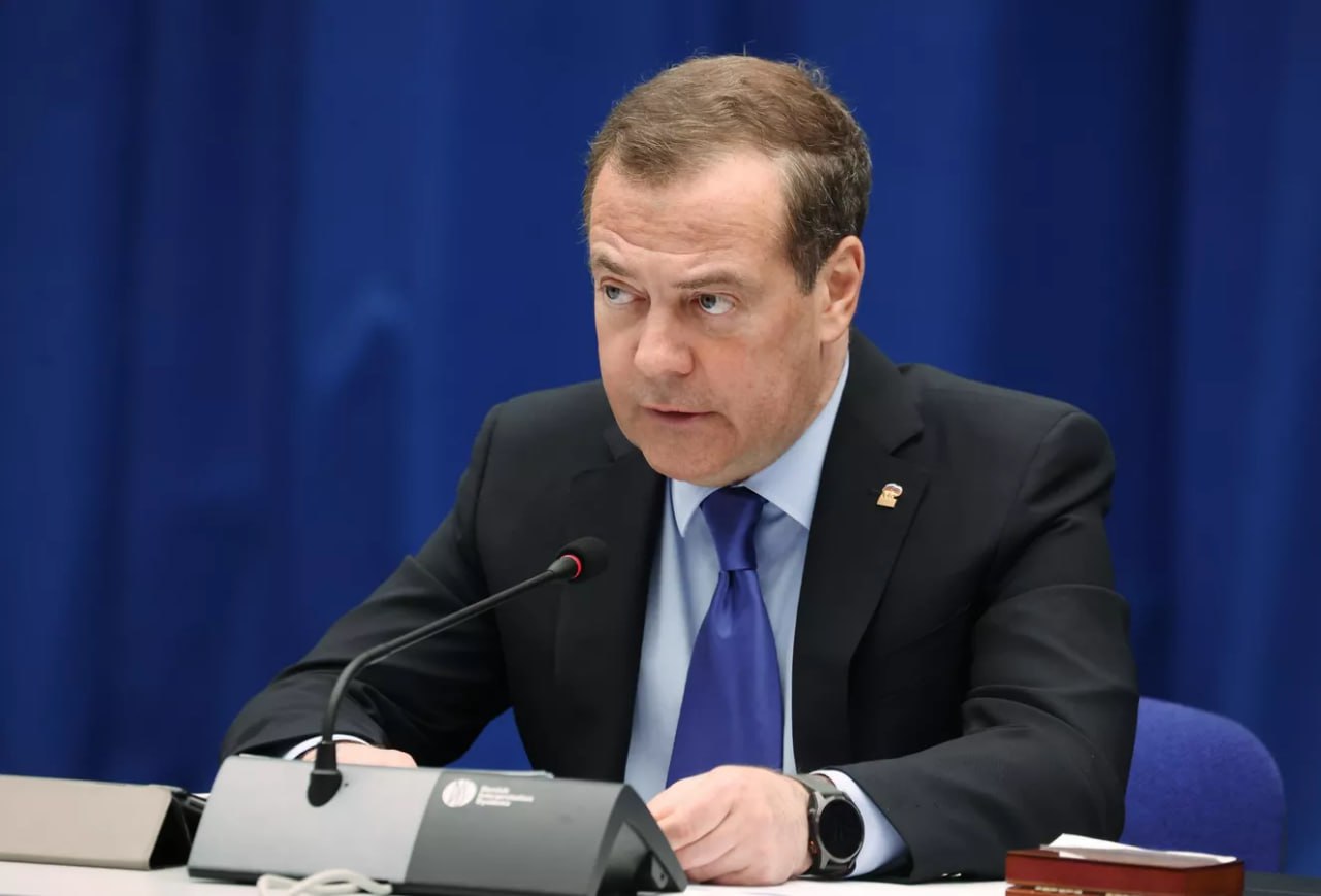 Medvedev: ABŞ Rusiyaya qarşı proksi deyil, əsl müharibə aparır