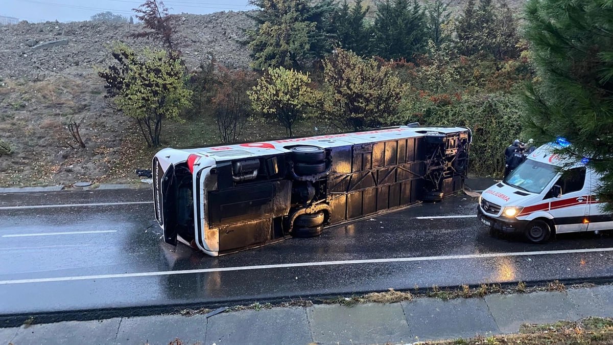 İstanbulda sərnişin avtobusu aşdı: 2 ölü, 15 yaralı var