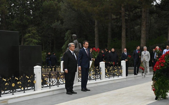 “Barselona” klubunun prezidenti Heydər Əliyevin məzarını ziyarət etdi - VİDEO