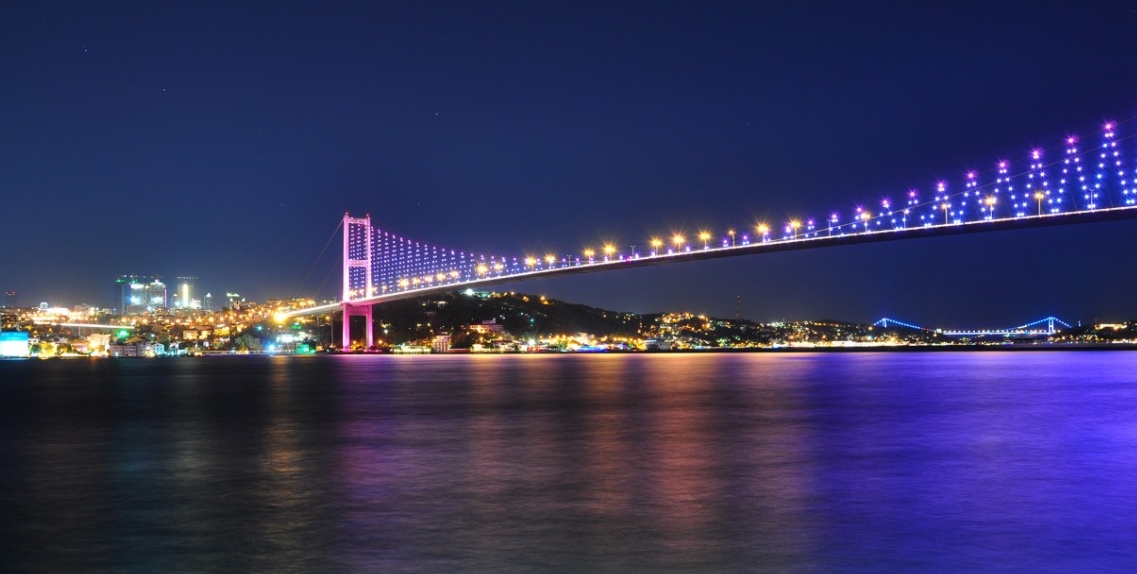 İstanbul Boğazında ÇƏTİN ANLAR: Külək yük gəmisinin hərəkətinə mane oldu - VİDEO