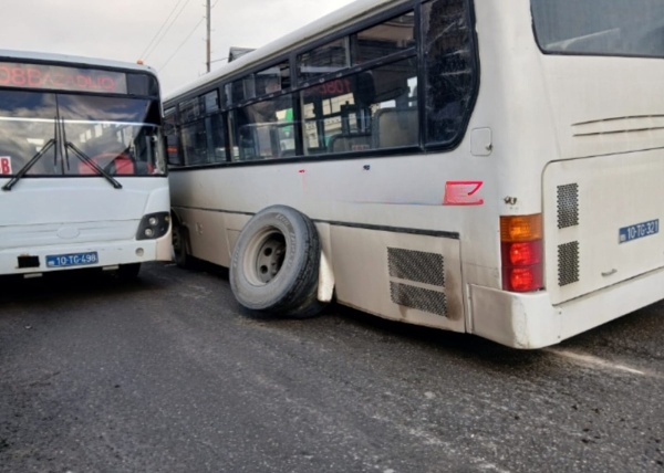 Bakıda avtobusun təkəri qopdu, təhlükəli vəziyyət yarandı – FOTO 