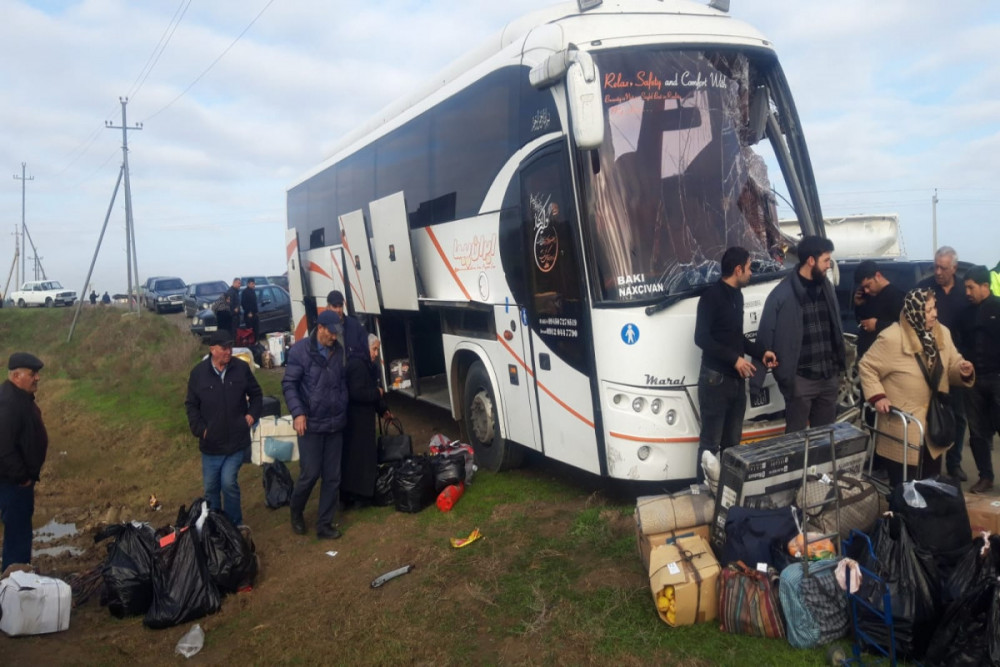 Naxçıvandan Bakıya gələn avtobus QƏZAYA DÜŞDÜ: Xəsarət alanlar var - FOTO