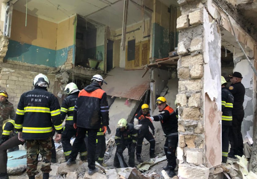 Sumqayıtda yaşayış binasında partlayış: Sakinlər təxliyə edildi - FOTO/VİDEO