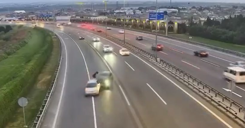 “Prius” aeroport yolunda qəzaya SƏBƏB OLDU – ANBAAN VİDEO